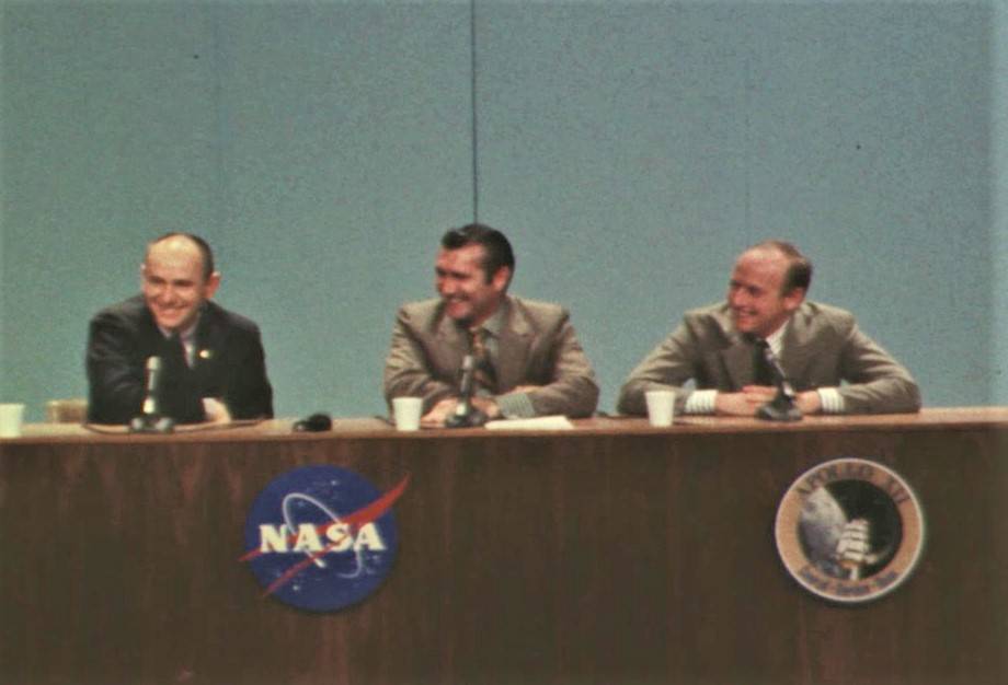 L'équipage d'Apollo 12 lors de sa conférence de presse post-mission